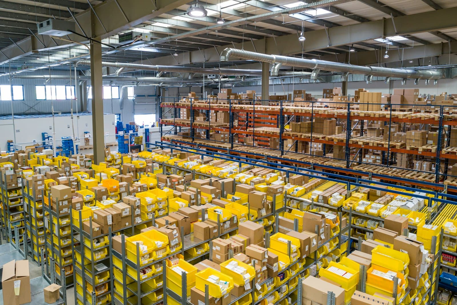 Armazém frigorífico industrial com painéis solares
