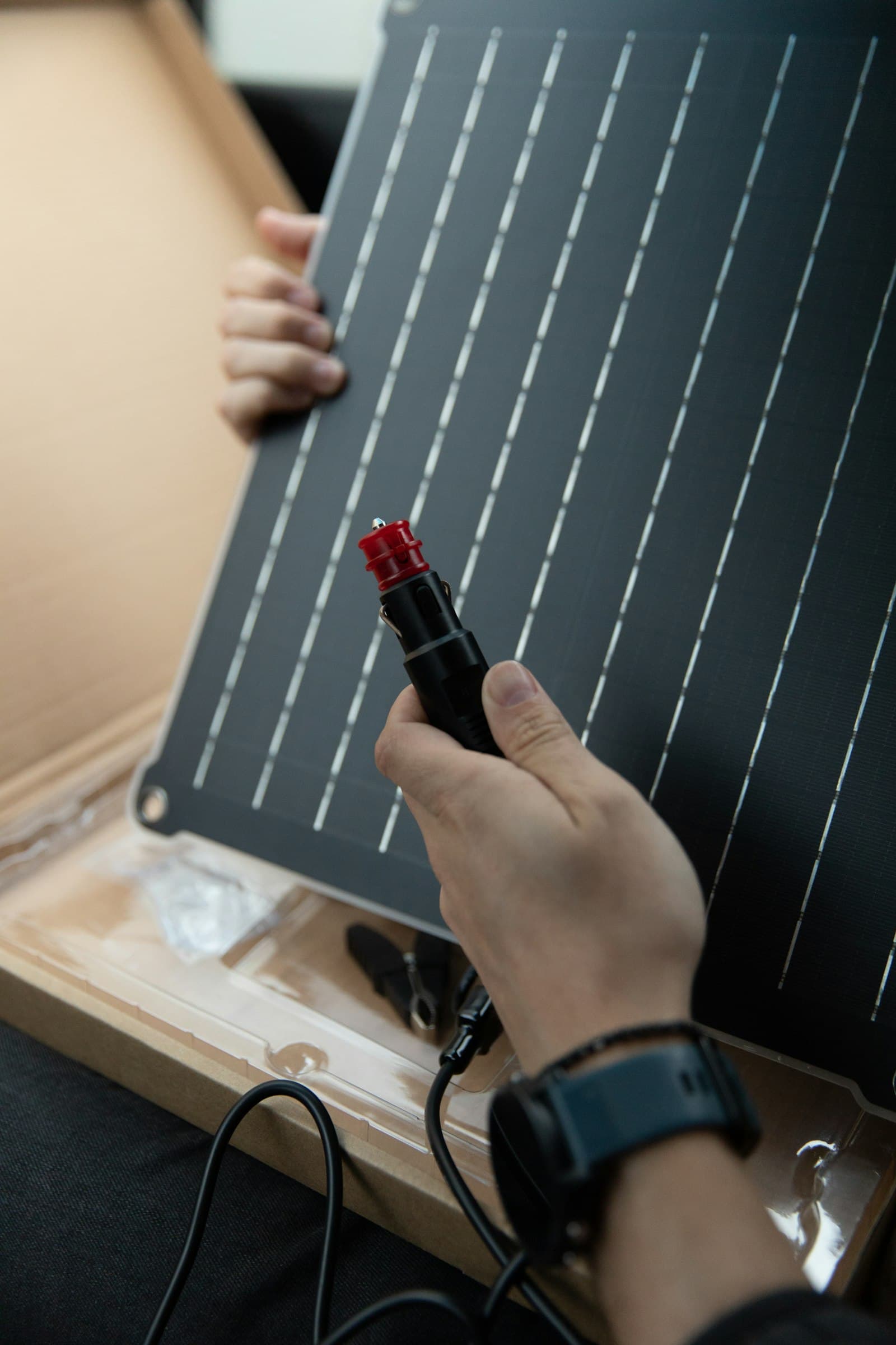 Engenheiro analisando conta de energia em tablet