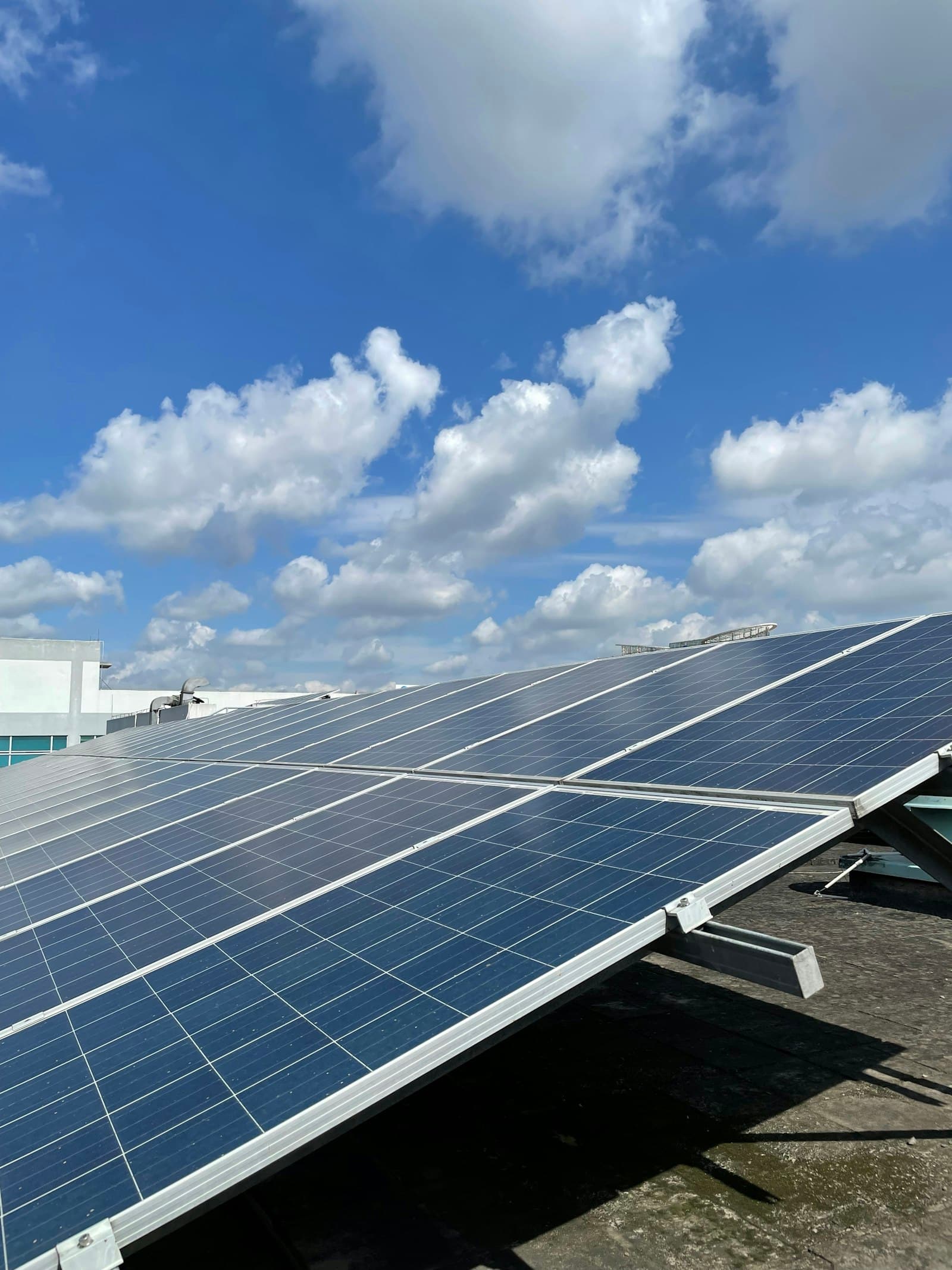 Painéis solares em telhado residencial sob céu azul