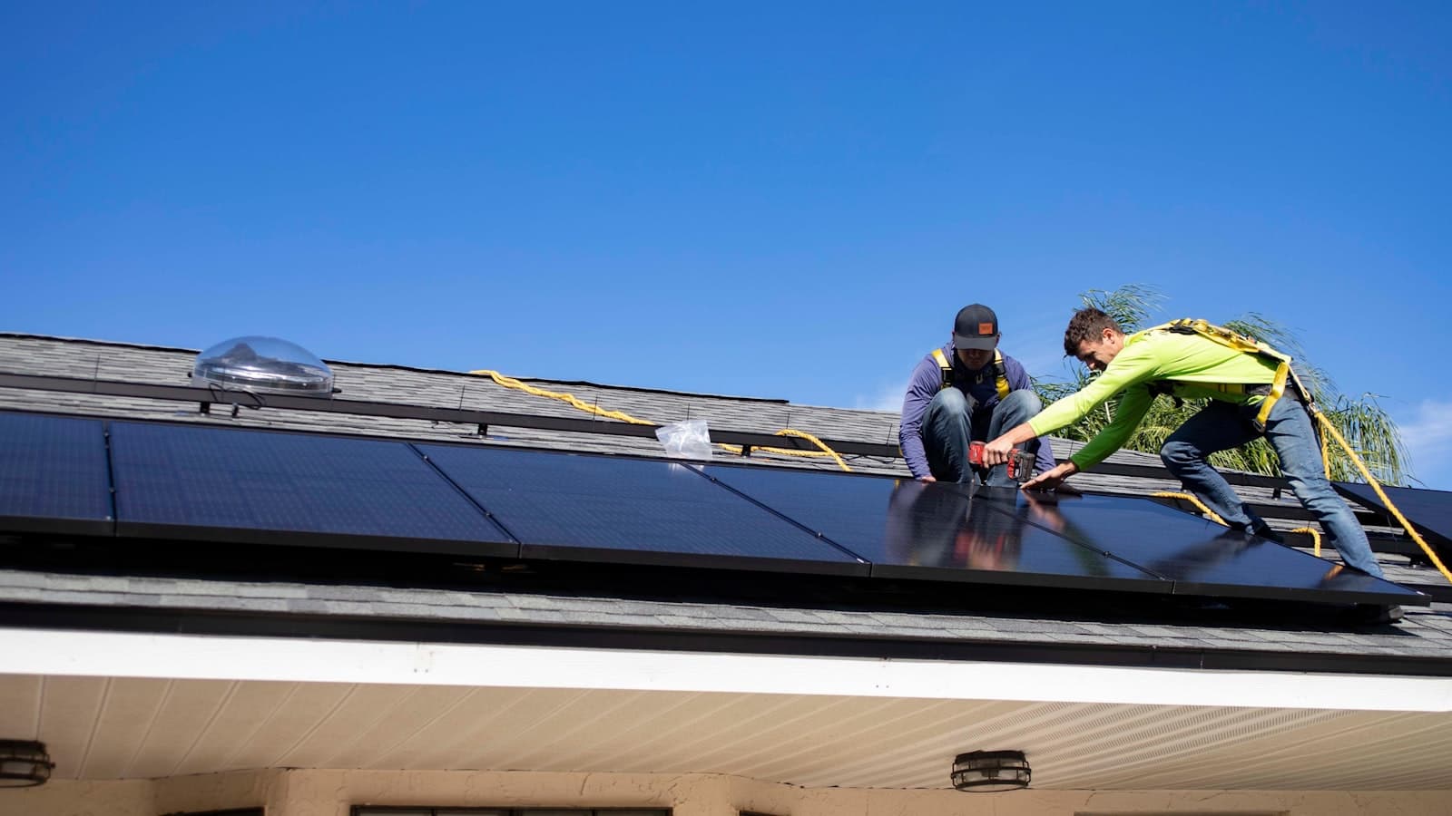 Instalação de painéis solares em telhado residencial